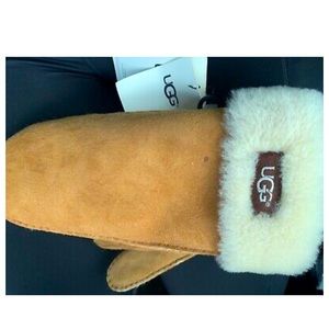 UGG outlet gloves. Paid 139$ never worn Small mark